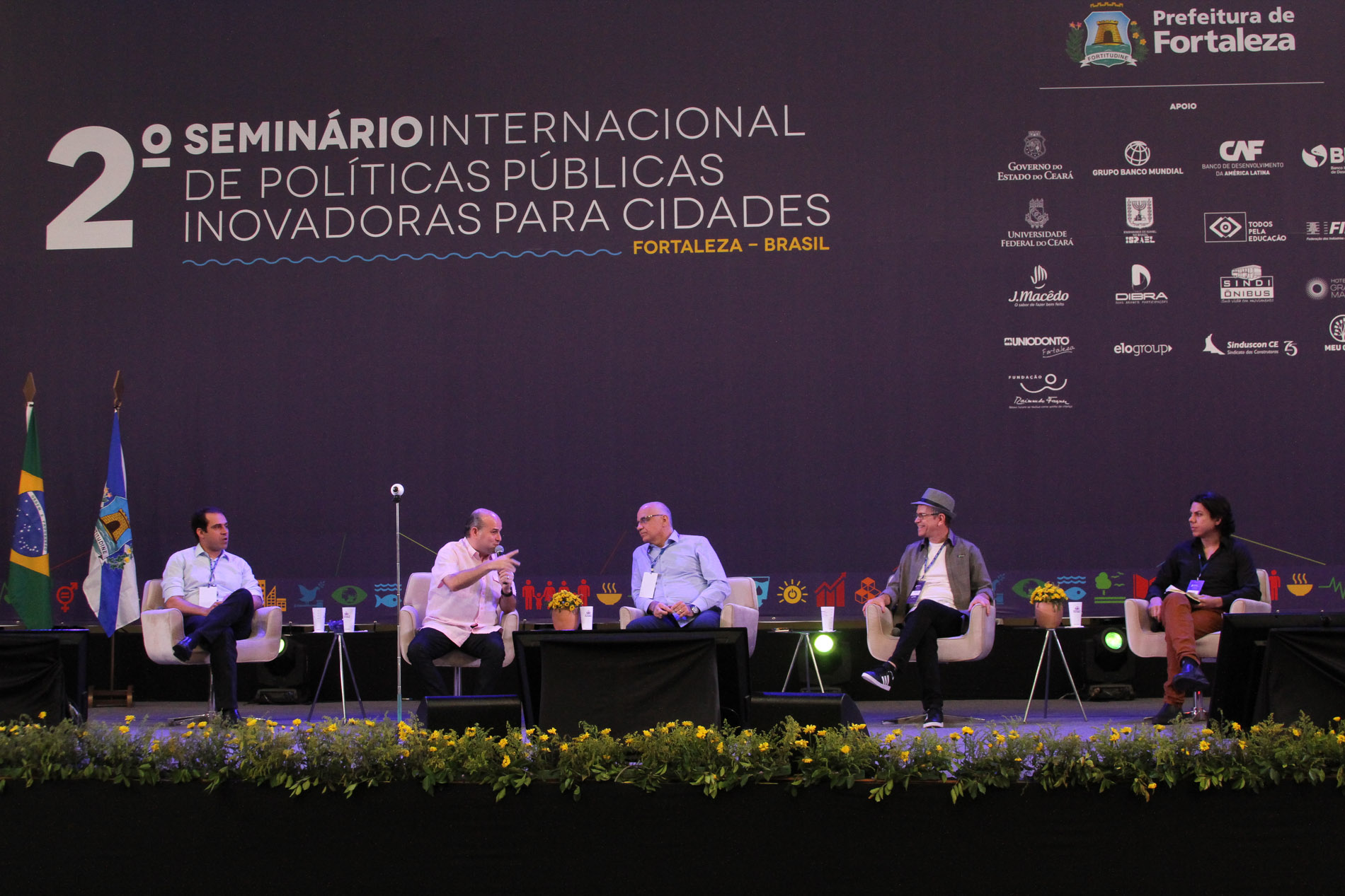 prefeito roberto cláudio no palco do centro de eventos